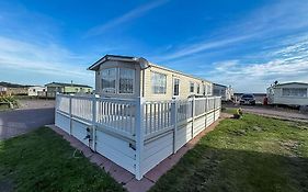 Ref 40035Nd - Superb Caravan With Decking & Free Wifi At North Denes Holiday Park