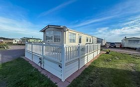 Ref 40035Nd - Superb Caravan With Decking & Free Wifi At North Denes Holiday Park